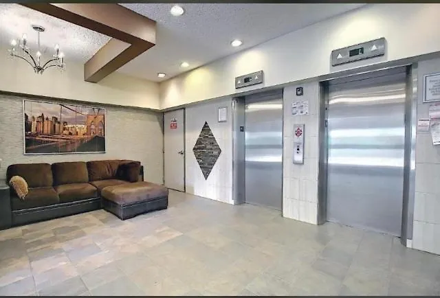 Downtown River Valley Bachelor Suite Condo, Non Smoking, 12 Inches Queen Bed, Beautiful Minimalist, Very Convenient Every Where Edmonton 0*,  Canadá
