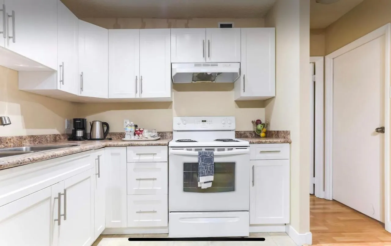 Downtown River Valley Bachelor Suite Condo, Non Smoking, 12 Inches Queen Bed, Beautiful Minimalist, Very Convenient Every Where Edmonton Canadá