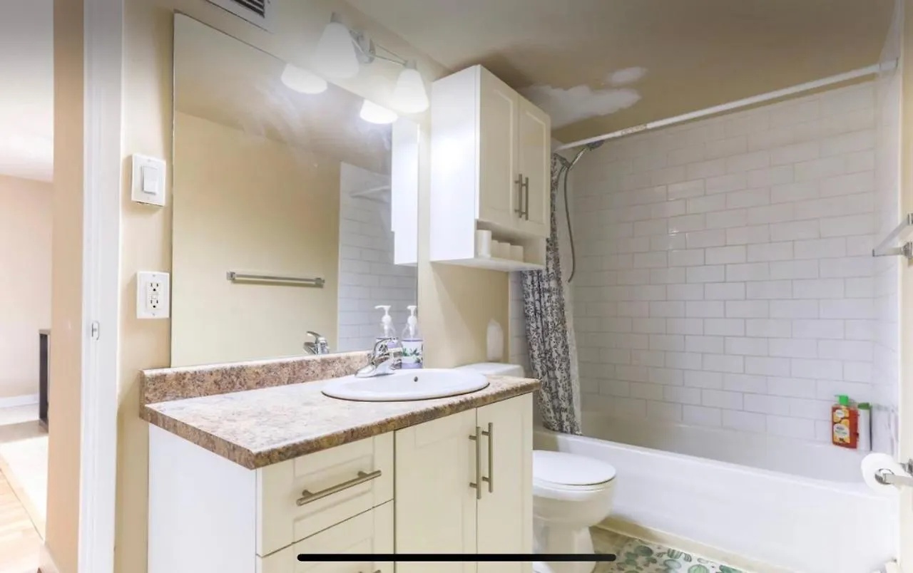 Downtown River Valley Bachelor Suite Condo, Non Smoking, 12 Inches Queen Bed, Beautiful Minimalist, Very Convenient Every Where Edmonton 0*,  Canadá