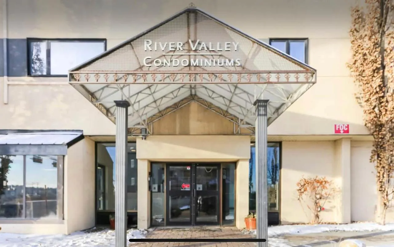 Downtown River Valley Bachelor Suite Condo, Non Smoking, 12 Inches Queen Bed, Beautiful Minimalist, Very Convenient Every Where Edmonton 0*,  Canadá