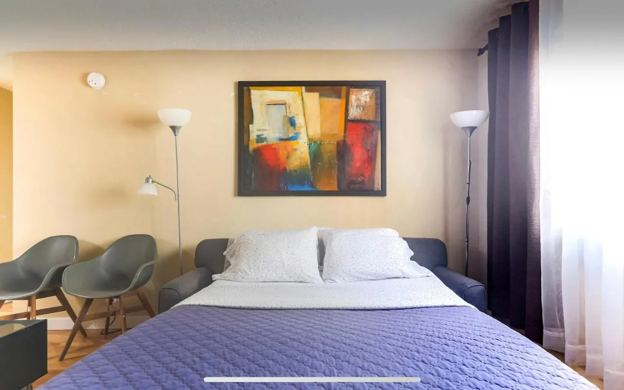 Downtown River Valley Bachelor Suite Condo, Non Smoking, 12 Inches Queen Bed, Beautiful Minimalist, Very Convenient Every Where Edmonton Habitación en casa particular