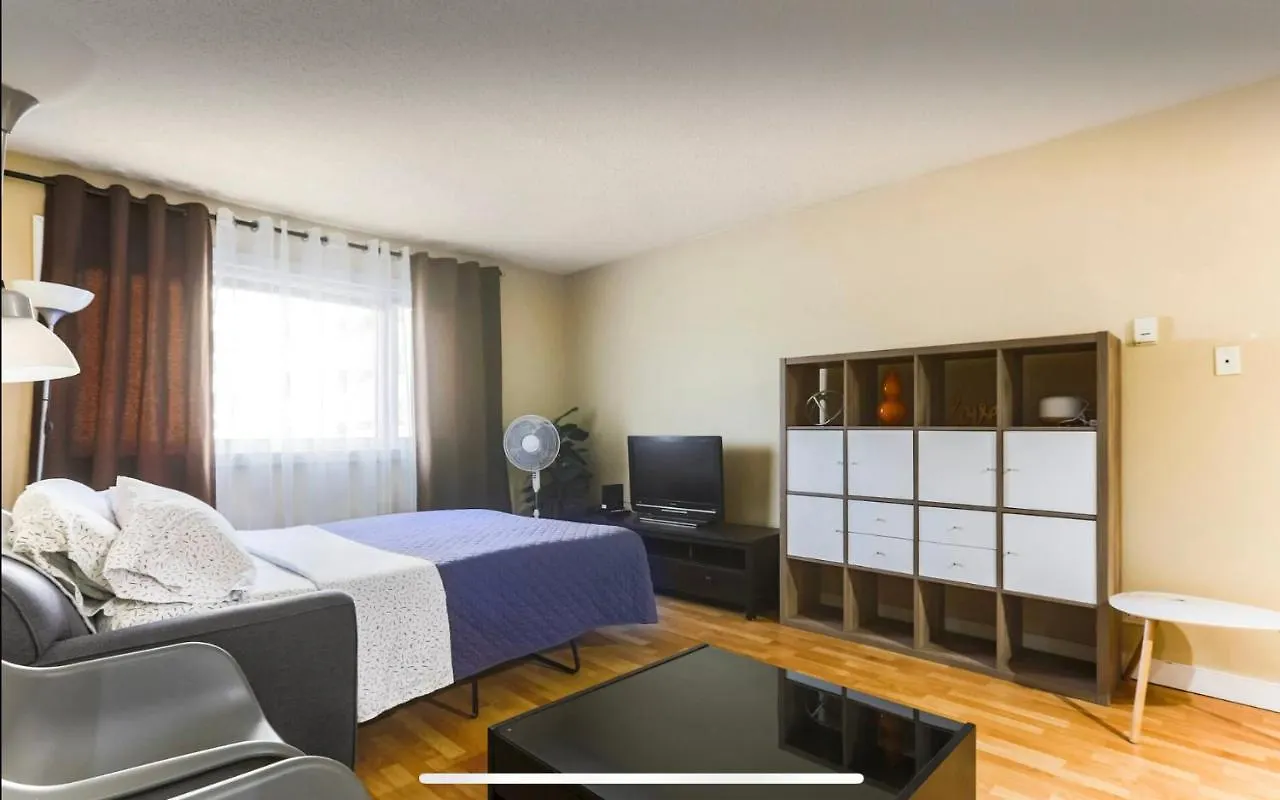 Downtown River Valley Bachelor Suite Condo, Non Smoking, 12 Inches Queen Bed, Beautiful Minimalist, Very Convenient Every Where Edmonton Habitación en casa particular