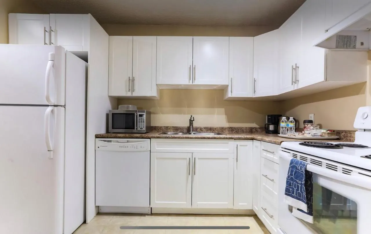 Habitación en casa particular Downtown River Valley Bachelor Suite Condo, Non Smoking, 12 Inches Queen Bed, Beautiful Minimalist, Very Convenient Every Where Edmonton